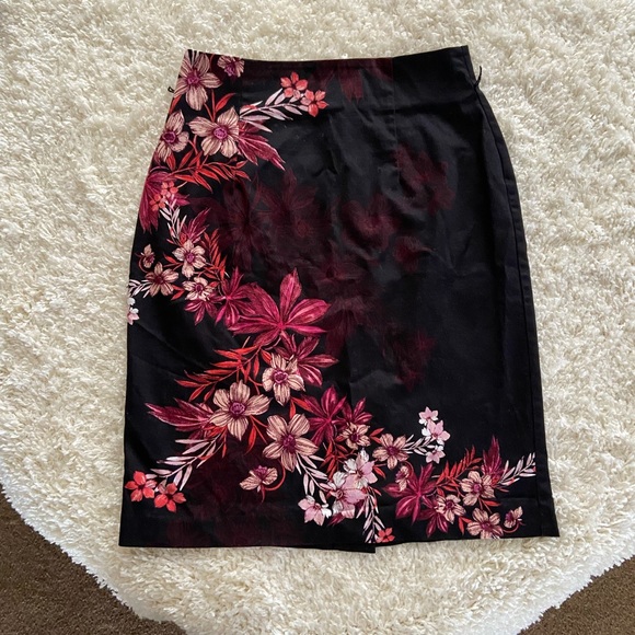 Worthington Dresses & Skirts - Worthington Black Pencil Skirt w/Floral Design